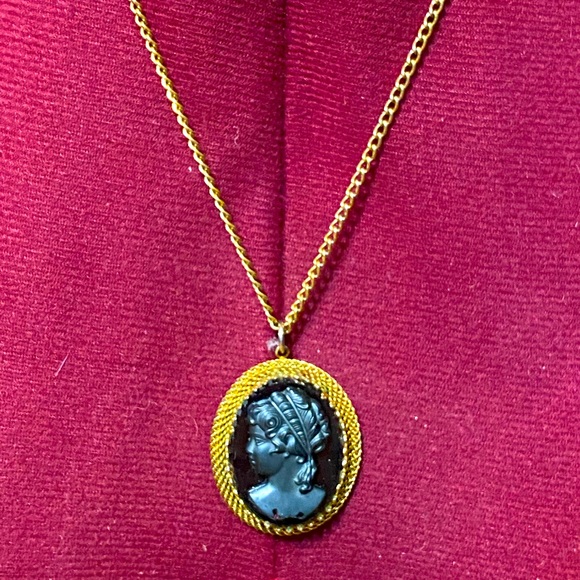 Vintage black cameo necklace - Picture 1 of 3